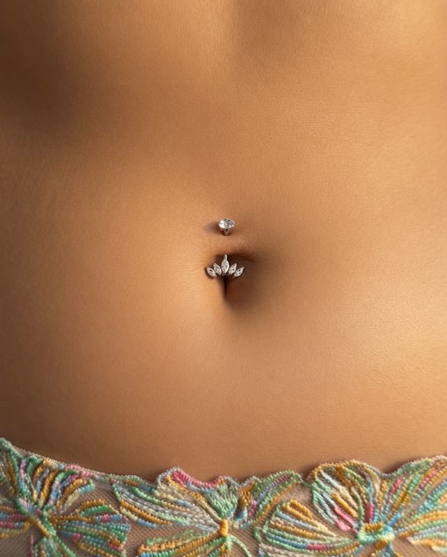Piercing au nombril en titane PVD or avec filetage interne et couronne de zircons