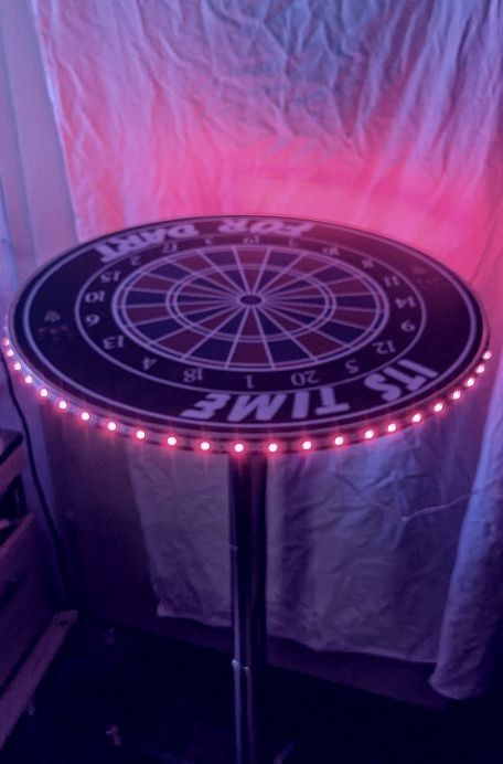Hammer " LED Darttisch / Stehtisch Bistrotisch Tisch Dart " mit Powerbank bzw Powerakku & USB Anschluss und Fernbedienung für LED.