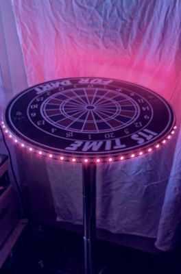 Hammer " LED Darttisch / Stehtisch Bistrotisch Tisch Dart " mit Powerbank bzw Powerakku & USB Anschluss und Fernbedienung für LED.