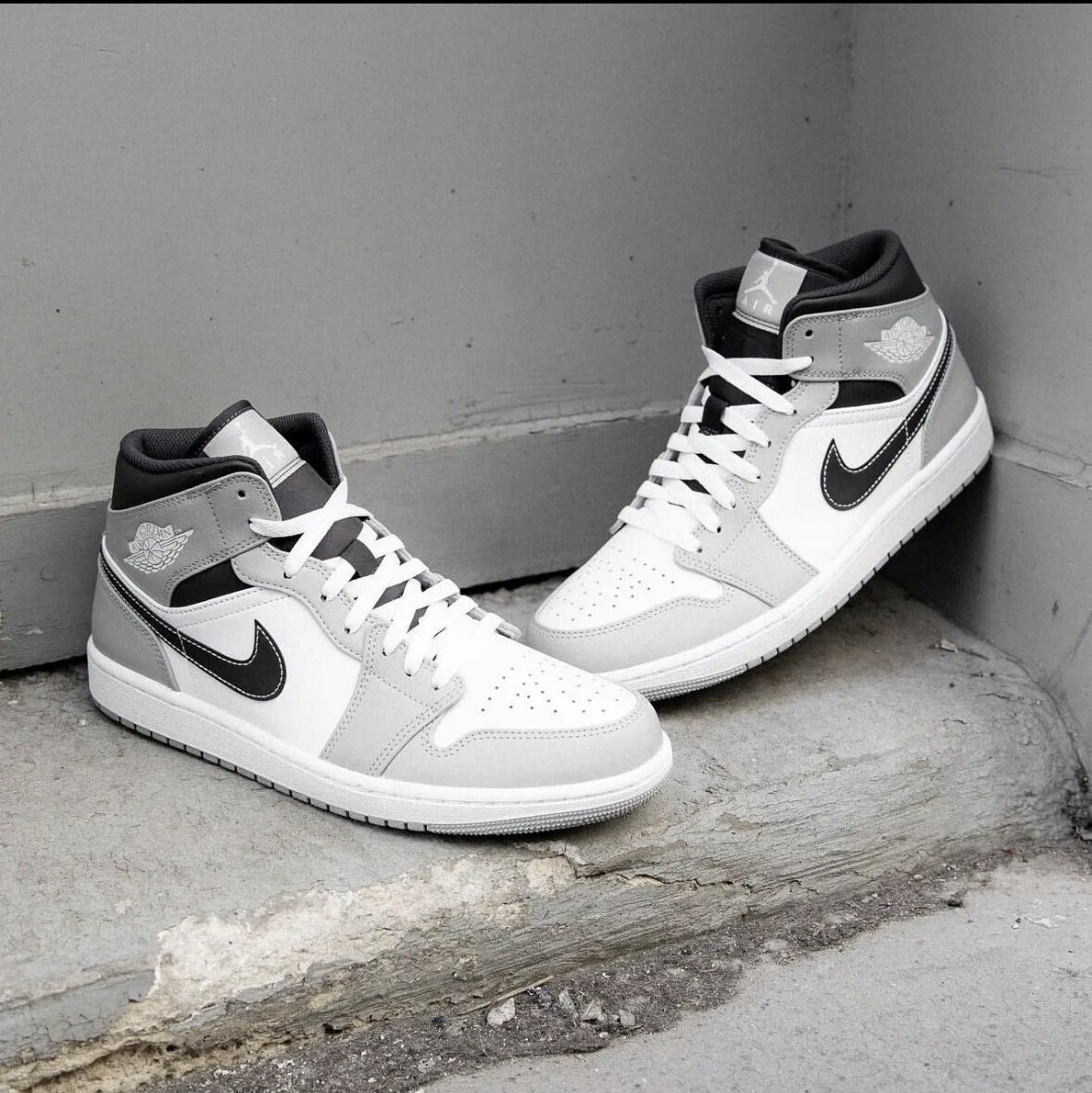 Nike Air Jordan 1 Mid &quot;Light Smoke&quot;