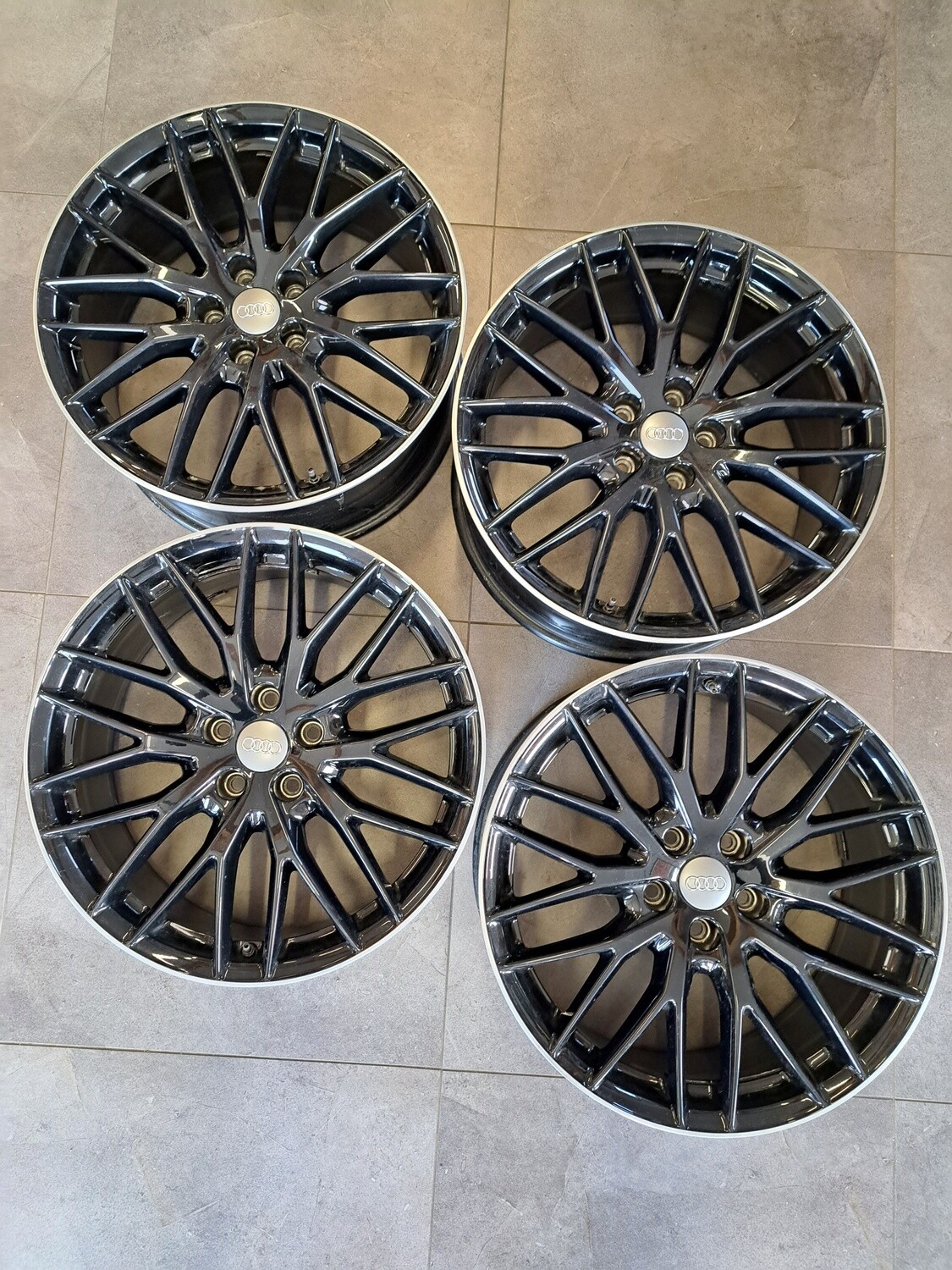 1 Satz ORIGINAL AUDI Alufelgen 8.0 J x 19 H2 / 5x112 / ET45 ML 57,1 / A601025AB