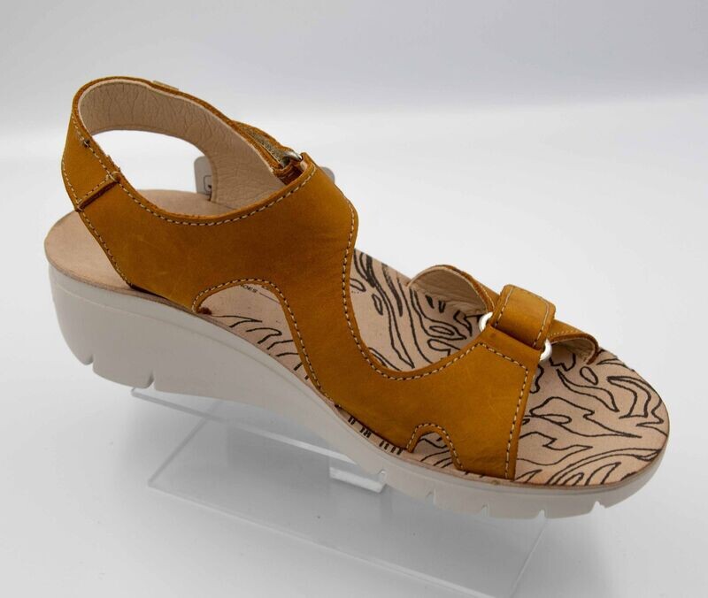 LAURA AZANA : nu-pieds moutarde_ LAURA AZANA : nu-pieds moutarde_