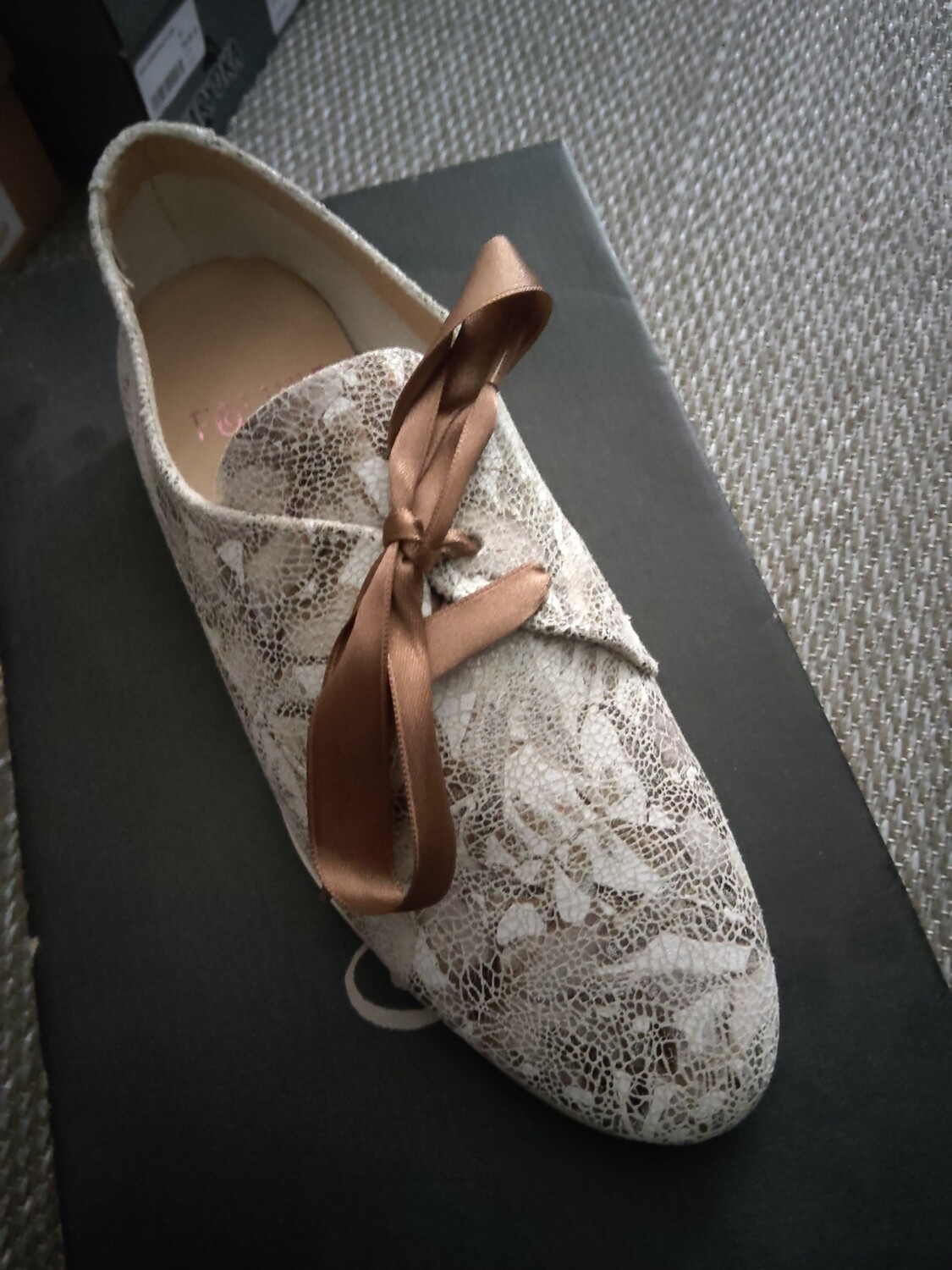 FOLIES :derbies fleurs beige blanc