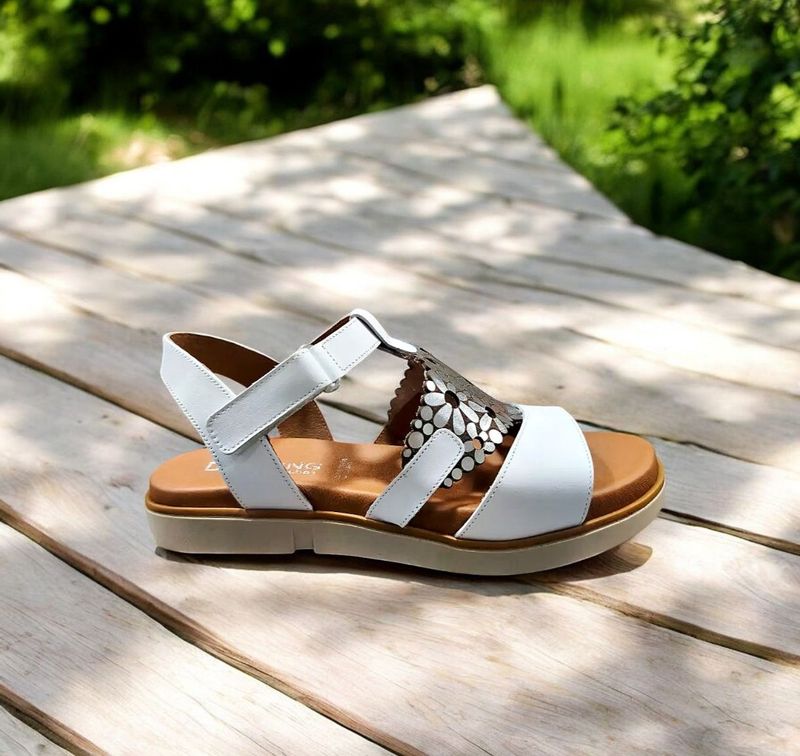 DORKING : nu-pieds fleurs blanc