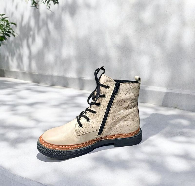KARYOKA : boots volutes glace