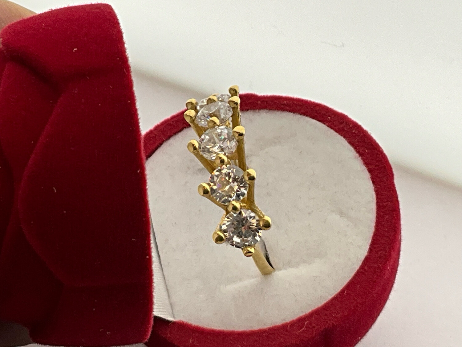 ÜBER DAS PRODUKT  Ring  Pentstone Gewicht :5.57 gr  Karat :18K 750 Farbe :Gelbgold  Ringgrosse:Nr 56 Stein :Zirkonia
