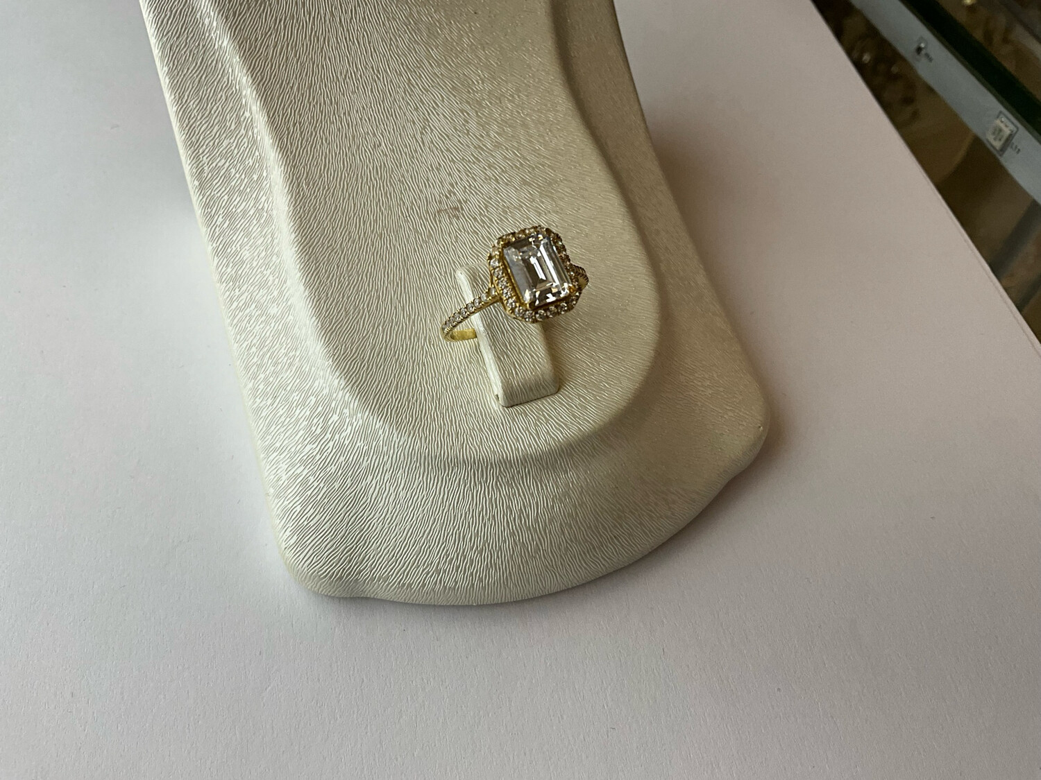 ÜBER DAS PRODUKT Baguette Ring  Gewicht :2.55 gr  Karat :18K 750 Farbe :Gelbgold  Ringgrosse:Nr 57Stein :Zirkonia 