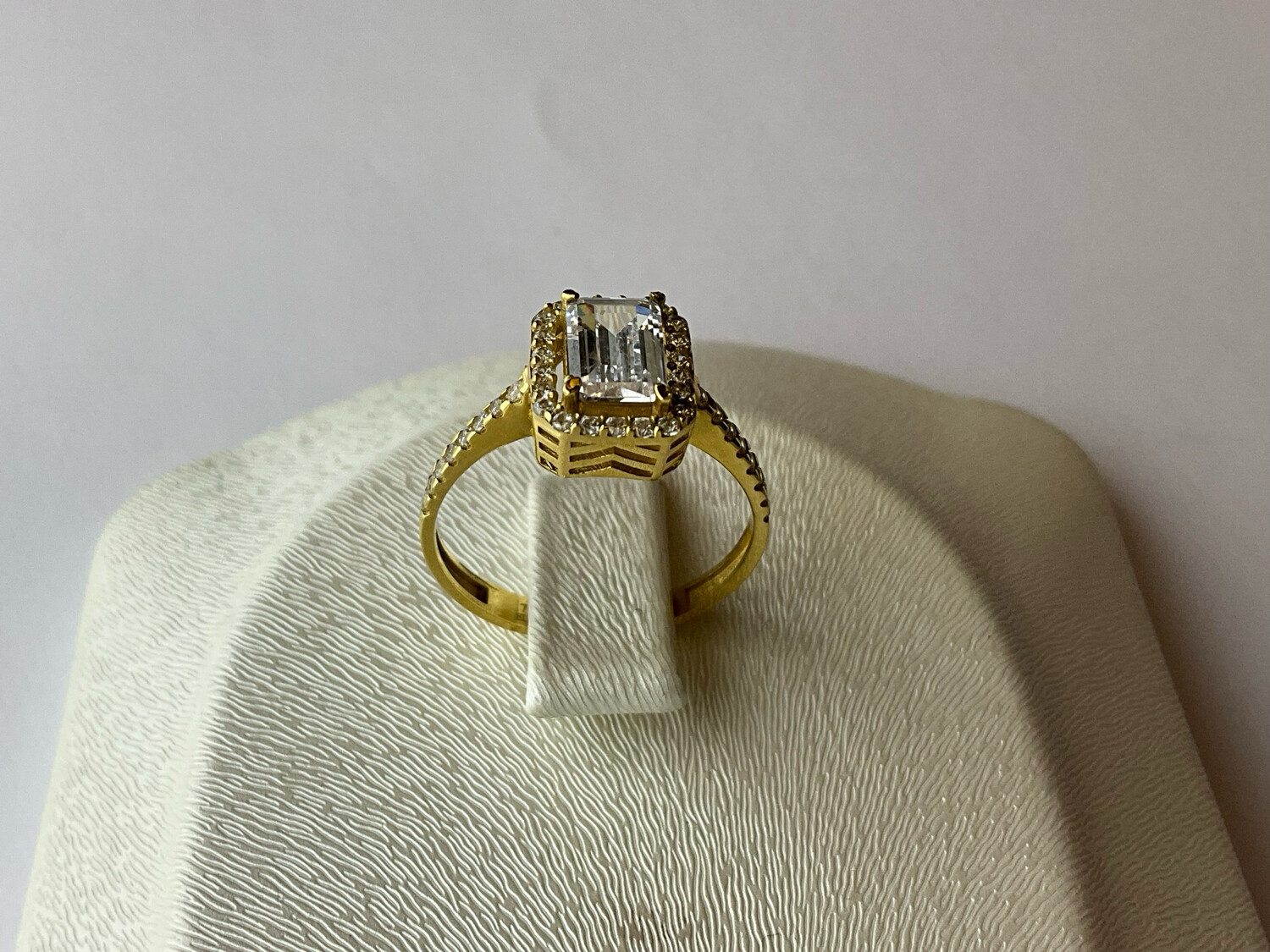 ÜBER DAS PRODUKT Baguette Ring  Gewicht :2.68 gr  Karat :18K 750 Farbe :Gelbgold  Ringgrosse:Nr 56.5Stein :Zirkonia