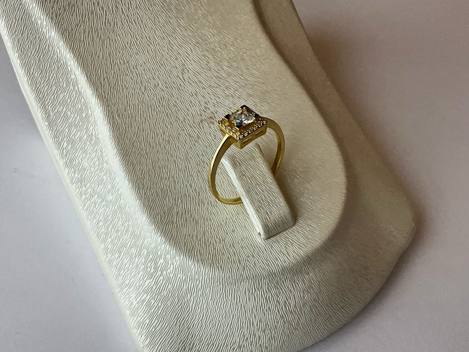  ÜBER DAS PRODUKT Baguette Ring Gewicht :2.24 gr  Karat :18K 750 Farbe :Gelbgold  Ringgrosse:Nr 57 Stein :Zirkonia 