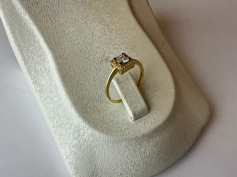  ÜBER DAS PRODUKT Baguette Ring Gewicht :2.24 gr  Karat :18K 750 Farbe :Gelbgold  Ringgrosse:Nr 57 Stein :Zirkonia 