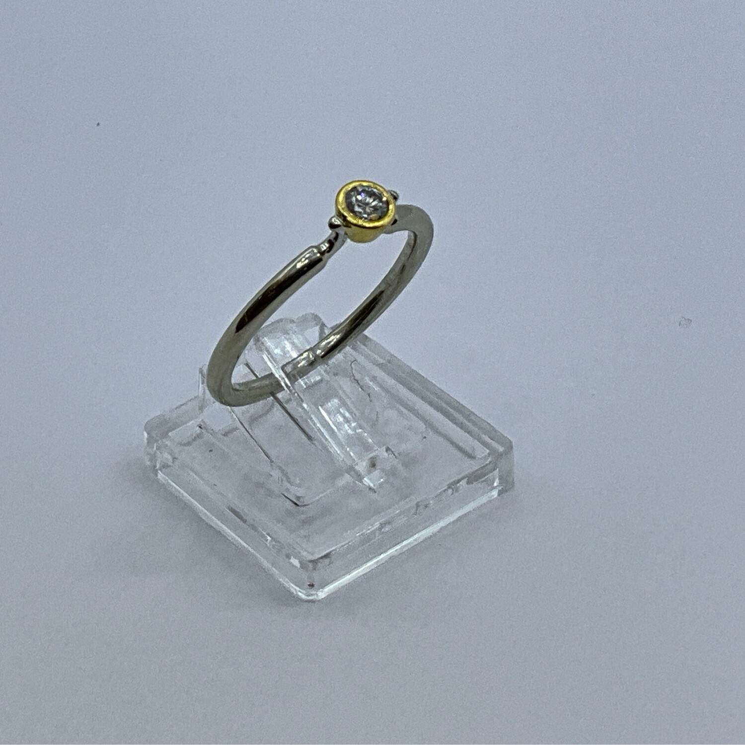 Ring 18K  2.56 gr Diamant 0.25 Ct  Nr 55.5 