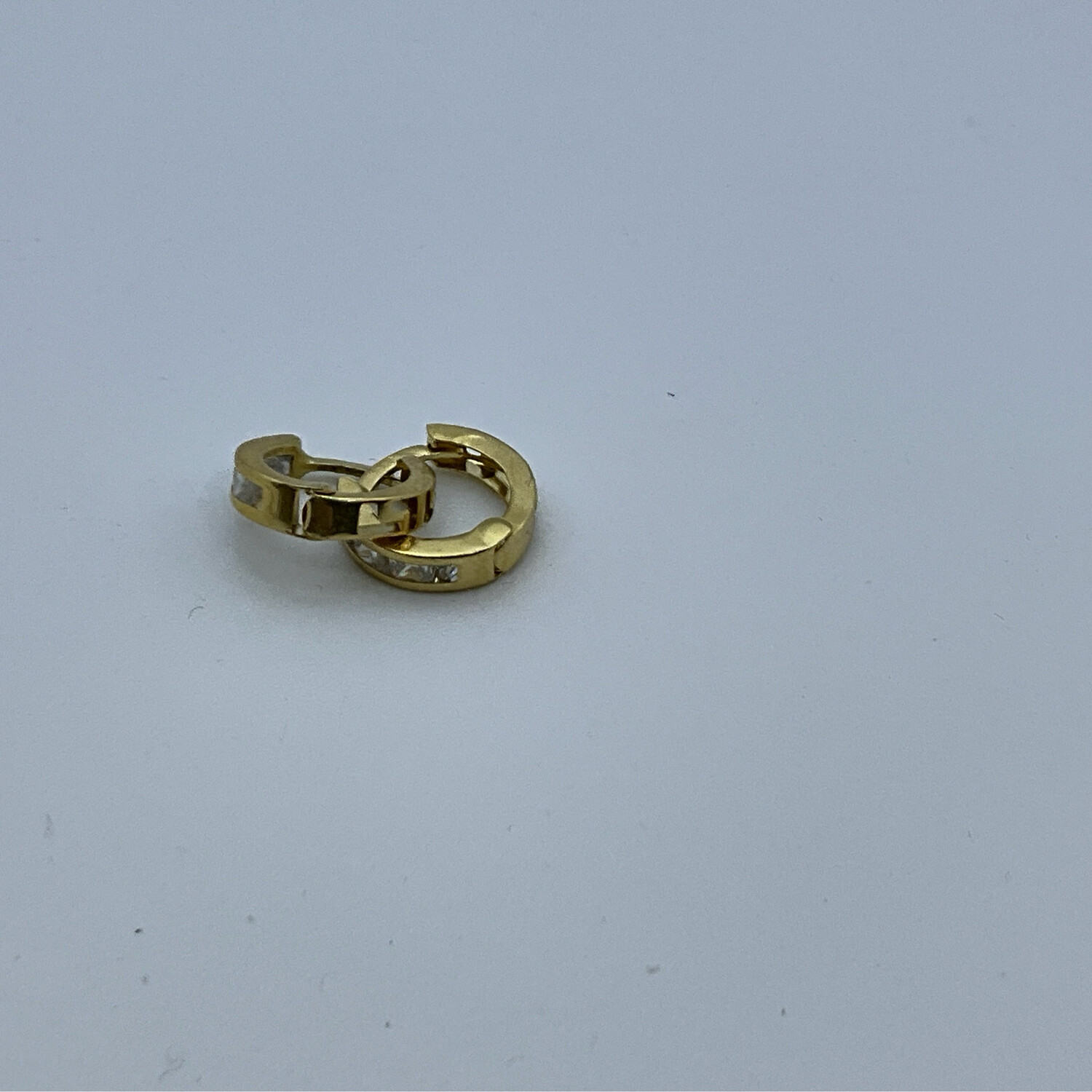 Ohrring 18K Gold rund 1 cm mit Zirkonstein 