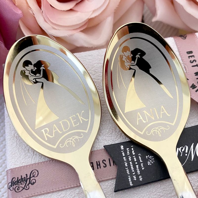 Prezent na Wesele – Zestaw Ślubny: 2 Grawerowane Łyżeczki w Pudełku Prezent na Wesele – Zestaw Ślubny: 2 Grawerowane Łyżeczki w Pudełku