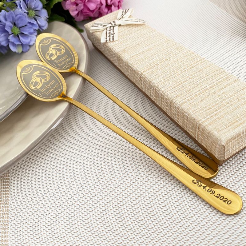 2 kolorowe łyżeczki z grawerem na prezent ślubny lub rocznicowy. Kolorowe Łyżeczki z Grawerem na Prezent Ślubny lub Rocznicowy