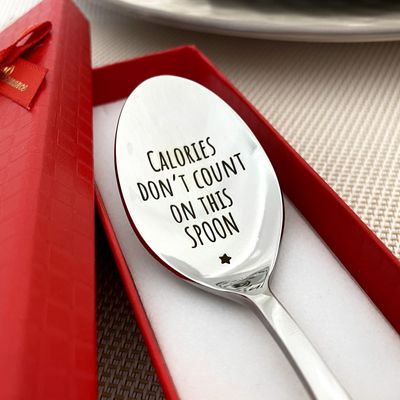 Śmieszny prezent – „Kalorie się nie liczą na tej łyżce“ | Łyżka deserowa dla łasuchów i fanów węglowodanów | Łyżka do cheat meal | Prezent dla miłośników fitnessu i lodów Śmieszny prezent – „Kalorie się nie liczą na tej łyżce“ | Łyżka deserowa dla łasuchów i fanów węglowodanów | Łyżka do cheat meal | Prezent dla miłośników fitnessu i lodów