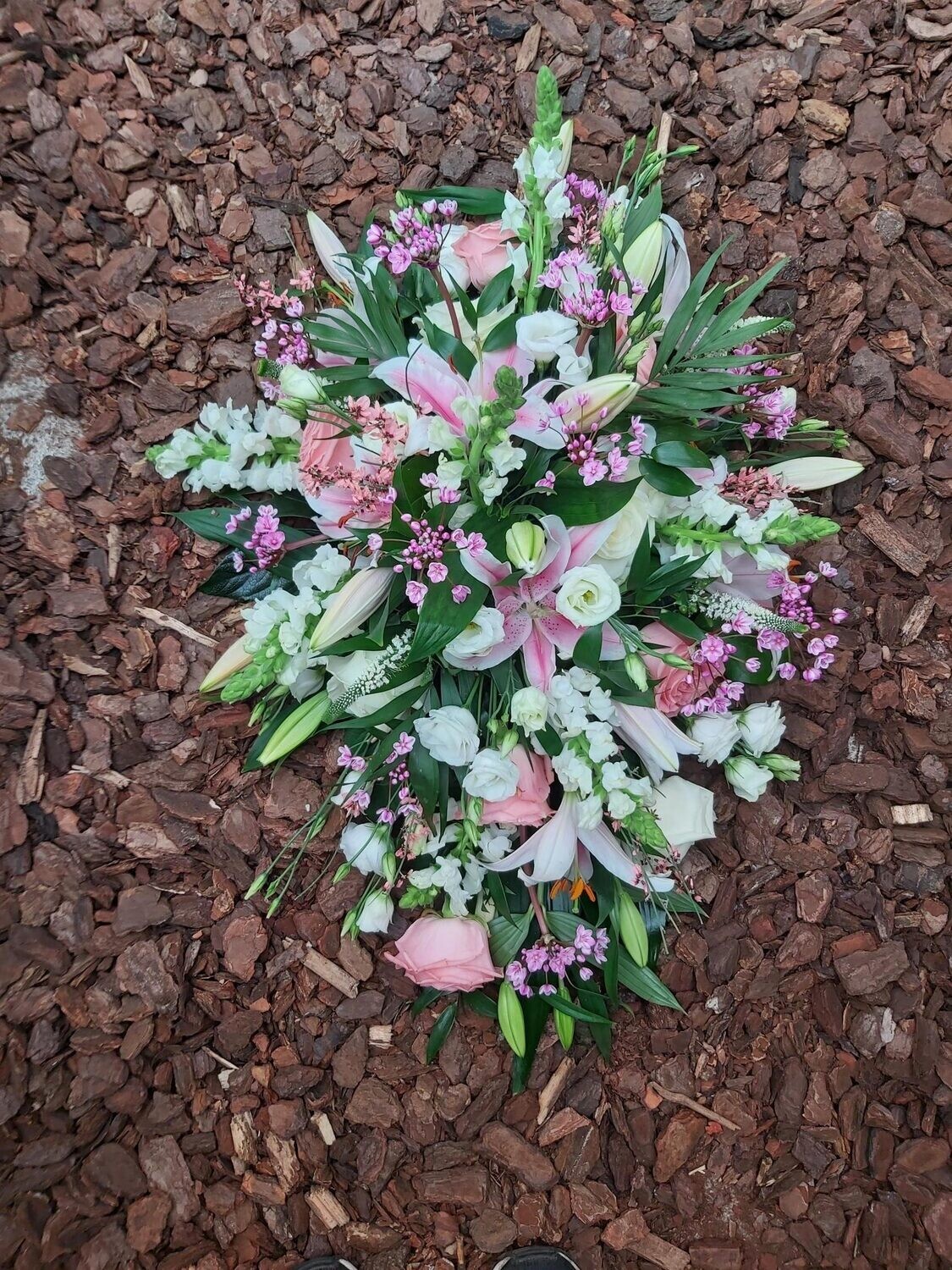 Rouwstuk gemengde bloemen rose-wit 65cm