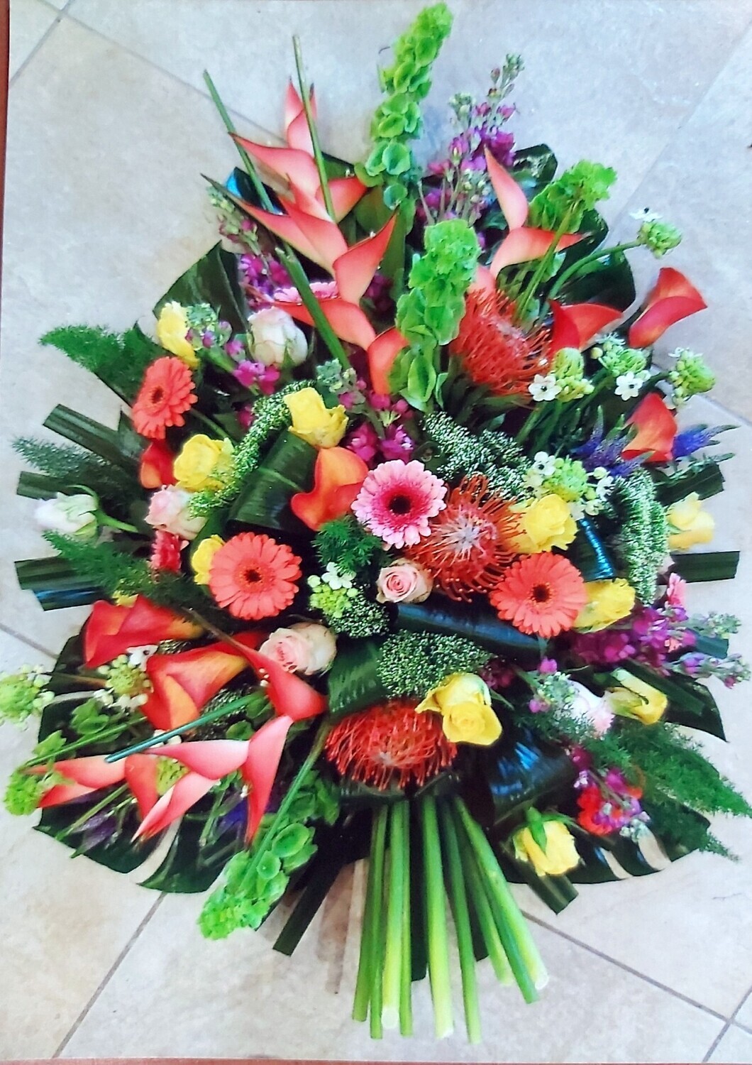 Rouwstuk goed gevuld gemengd met tropische bloemen 100cm