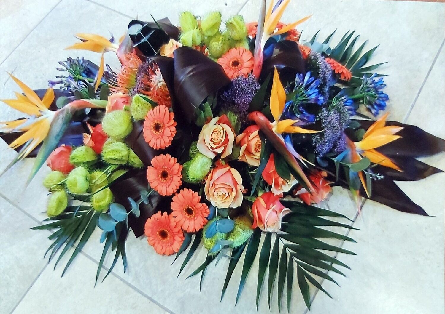 Rouwstuk gemengde kleuren met tropische bloem 80cm