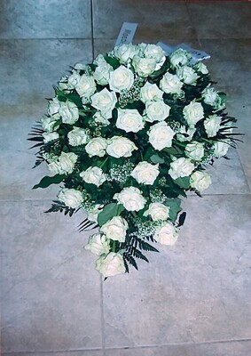 Rouwstuk met witte rozen 80cm