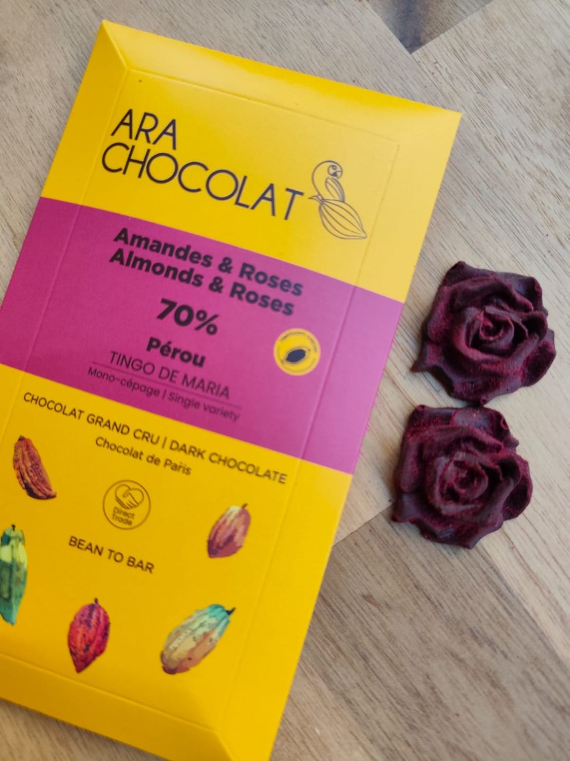 Tablette de chocolat aux amandes et roses