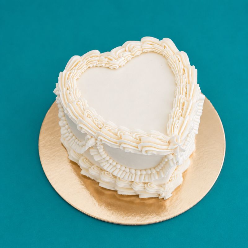 Vintage Piped Cutting Cake