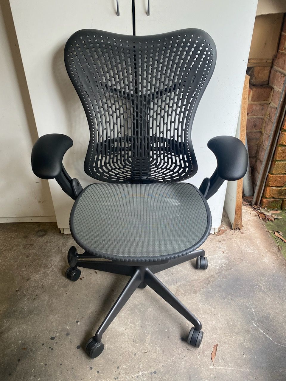 Mirra 1 Chair With Arms - Fixed Style Seat