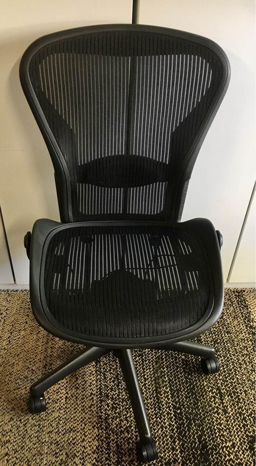 Herman Miller Aeron Classic Chair With Lumbar Pad. No Arms - Size B