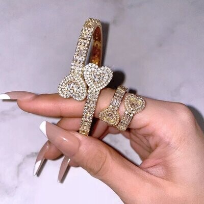 Prong setting Vvs simulated "Heart shape bangle" bracelet