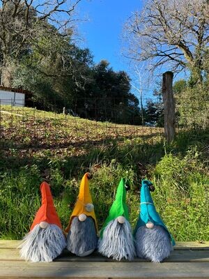 Set de cuatro gnomos con base de madera