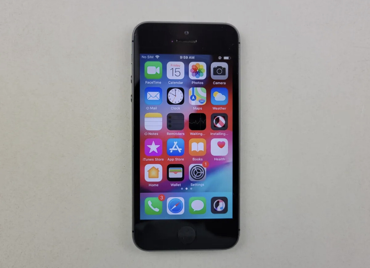 Apple iPhone 5s 16GB Space Grey Unlocked