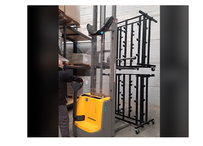 Adaptador para apilar un carro de catenarias encima de otro Reduce el espacio de almacenamiento de las catenarias  Ref. CRO-PST/A