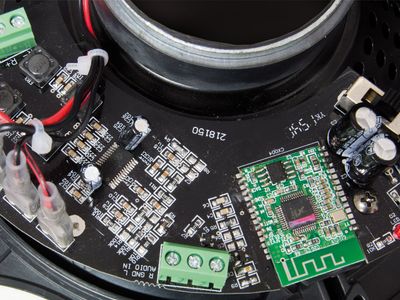 Sistema amplificado de altavoces de techo (activo + pasivo).