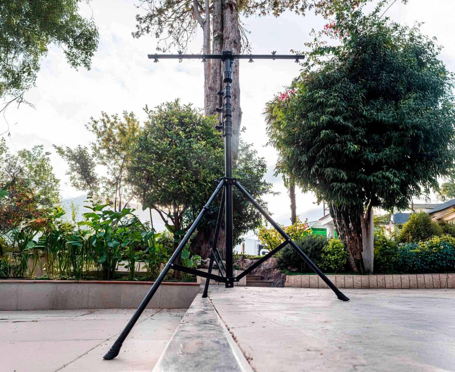 Torre de iluminación manual reforzada. Altura máx. 4,12 m. 1 Pata regulable Adaptador multiusos ADT-28/3 incluido Ref. FC-06 Torre de iluminación manual reforzada. Altura máx. 4,12 m. 1 Pata regulable Adaptador multiusos ADT-28/3 incluido Ref. FC-06