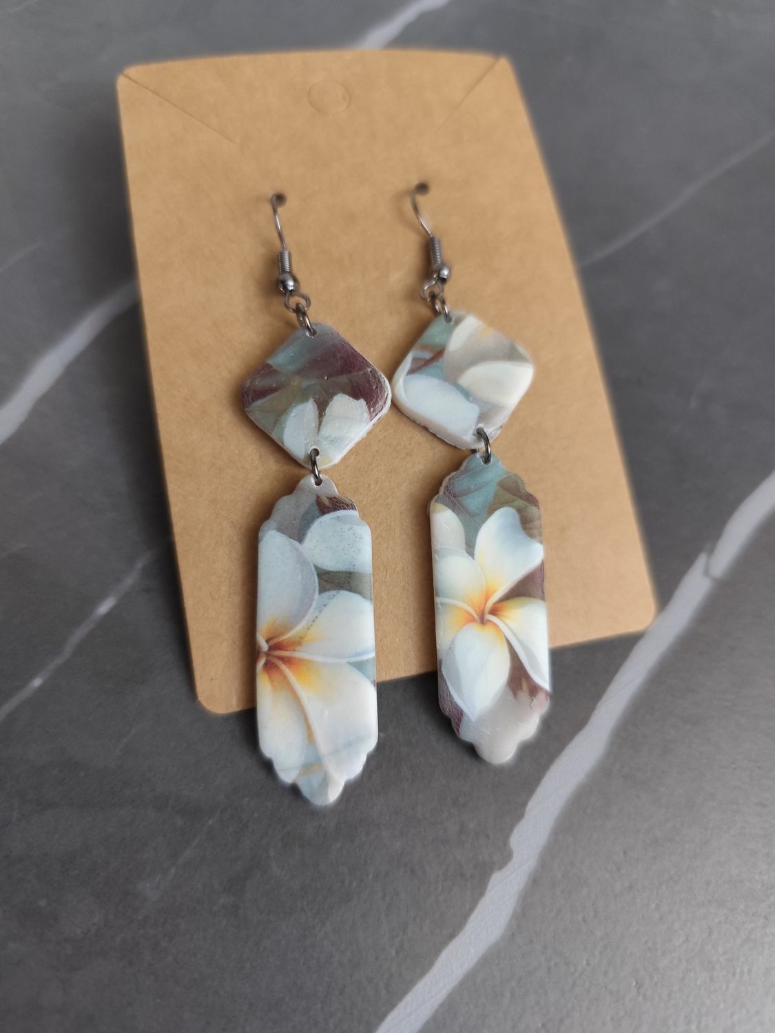 Orecchini con stampa fiori bianchi
