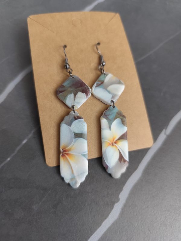 Orecchini con stampa fiori bianchi