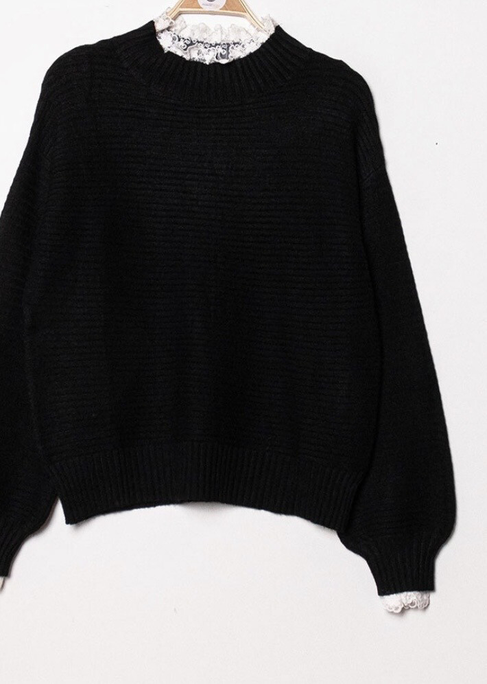 Pull col et manches avec broderies
