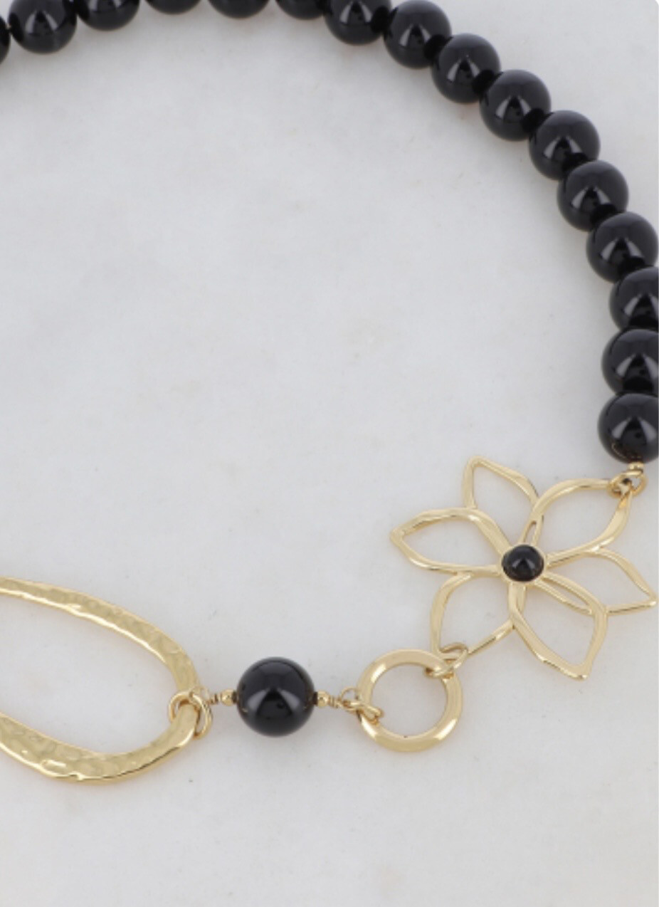 Collier perles noires fleur