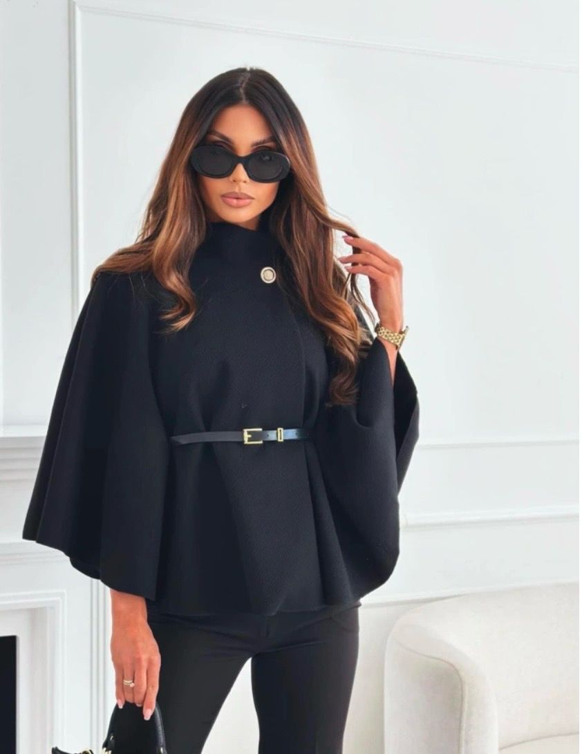 Cape avec ceinture noire 