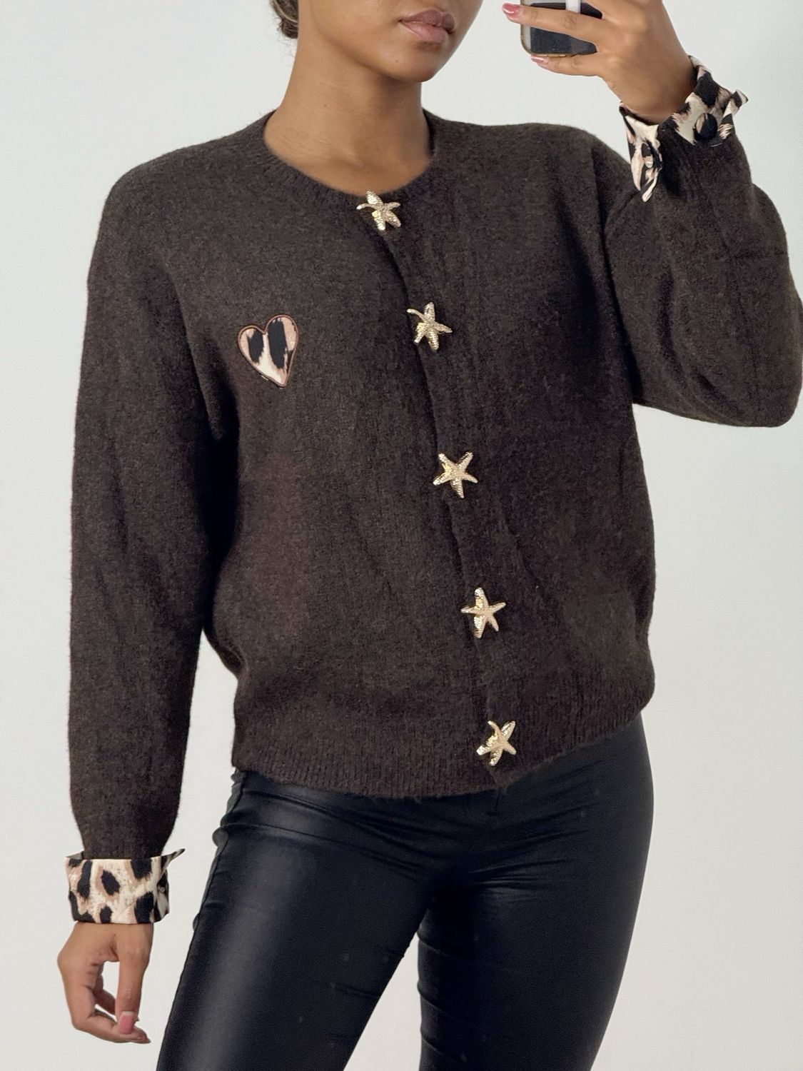 Pull gilet avec boutons et motifs léopard 