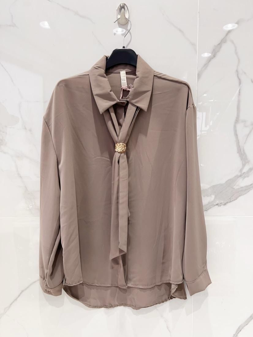 Blouse moka avec cravate bijoux 