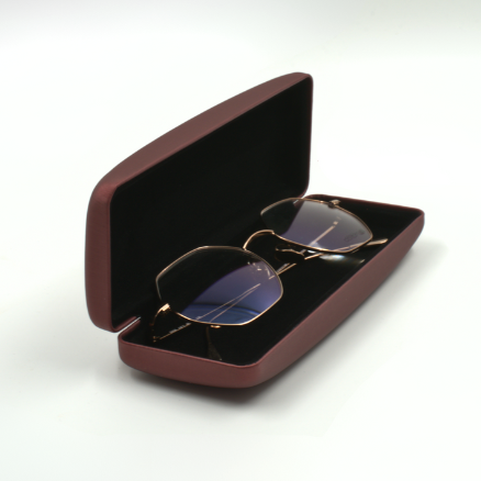 Brillenetui Satin Klappmechanismus, rot metallic, geöffnet mit Brille darin