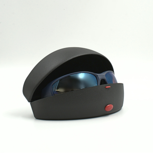 Brillenetui ActiveCase, Sportbrillenetui, Schutz, schwarz, mit rotem Druckknopf, mit Brille darin