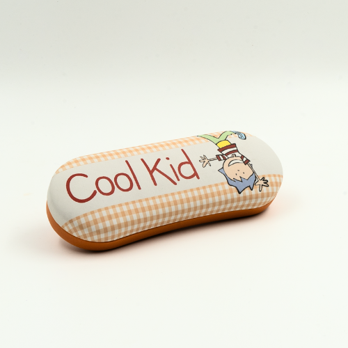 Brillenetui für Kinderbrille, geschlossen, Unterseite orange, Oberseite orange-weißes Karo-Muster, Aufschrift und Motiv