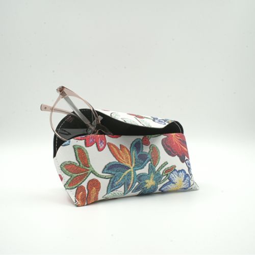 Brillenetui Blossom; weißer Untergrund, buntes Blumenmuster, Brille darin, leicht geöffnet