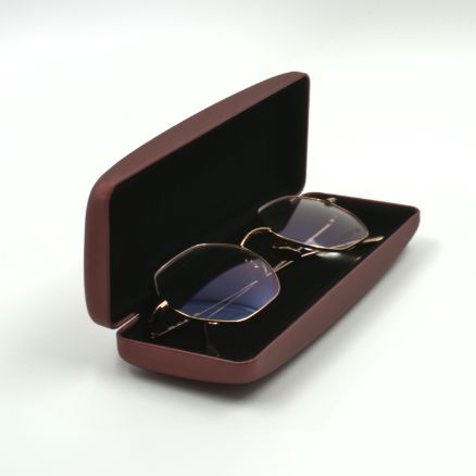 Brillenetui Satin Klappmechanismus, rot metallic, geöffnet mit Brille darin
