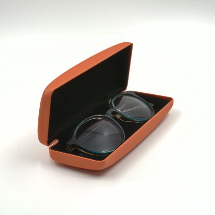Brillenetui Satin Klappmechanismus, orange, geöffnet mit Brille darin