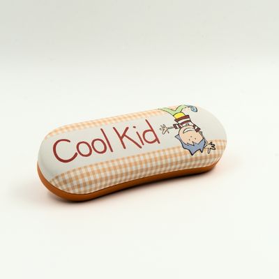 Brillenetui für Kinderbrille, geschlossen, Unterseite orange, Oberseite orange-weißes Karo-Muster, Aufschrift und Motiv