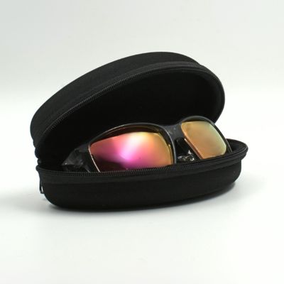 Brillenetui SportSafe Sportbrille, textil schwarz Reißverschluss, geöffnet, Brille darin