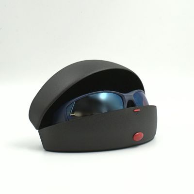 Brillenetui ActiveCase, Sportbrillenetui, Schutz, schwarz, mit rotem Druckknopf, mit Brille darin