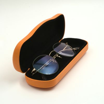 Oberansicht Brillenetui Easy Grip, Leder-Finish Leder Klappmechanismus orange, geöffnet, Brille darin